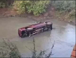 Motorista perde controle e cai com caminhonete dentro do Rio Vacaria em Sidrolândia.