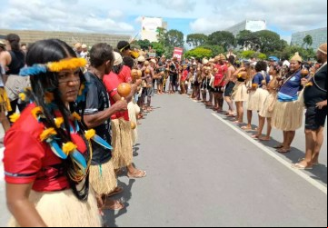 Indígenas de Mato Grosso do Sul dutante ato nesta terça-feira (Foto: Valcecio Terena).