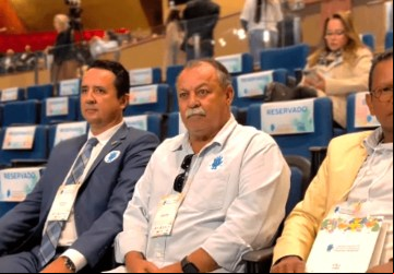 O prefeito de Cassilândia,Rodrigo Barbosa, ao lado o presidente da Câmara de Chapadão do Sul, Mika e Marquinhos, presidente da Câmara de Paraíso das Águas