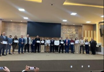 Novos servidores aprovados em concurso, tomam posse na Câmara Municipal
