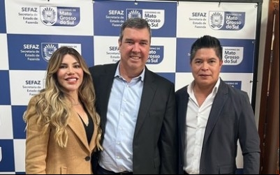 Vereador Otacir Figueredo Participa de  de Contratos para Construção de Moradias