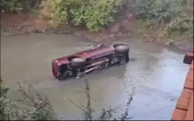 Motorista perde controle e cai com caminhonete dentro do Rio Vacaria em Sidrolândia.