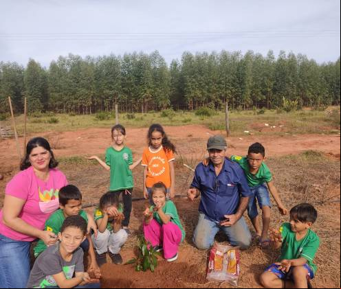EM Raimundo Pedro de Souza celebra Dia do Meio Ambiente com plantio de árvores frutíferas
